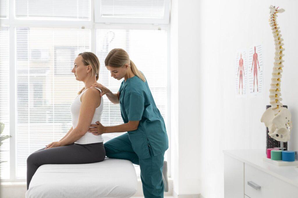 jovem fisioterapeuta ajudando um paciente com problemas nas costas